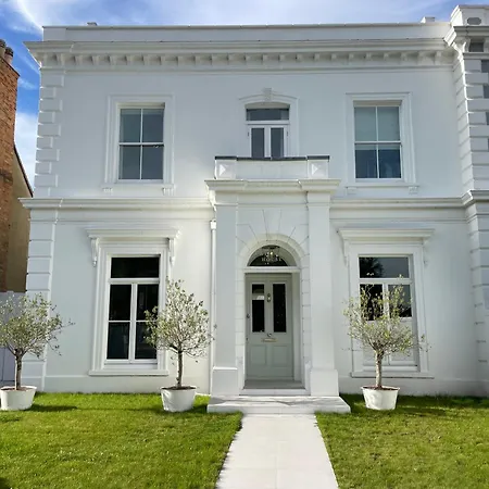 Willow House, Georgian Property In Shepperton Exterior photo
