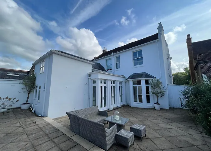 Willow House, Georgian Property In Shepperton